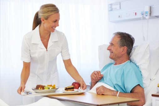Enfermera entregando alimentación a un paciente